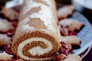 Gingerbread Roll with Cinnamon Cream